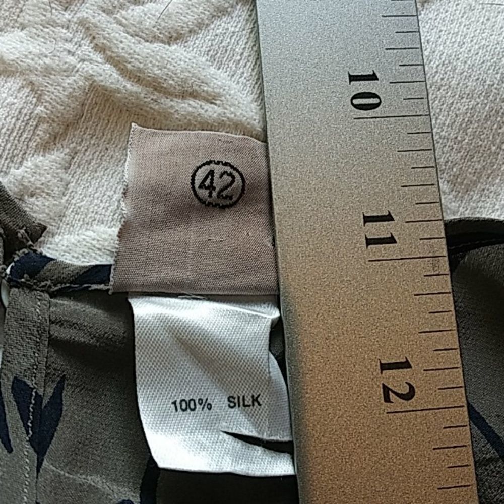 Krizia. 100% silk top  - Picture 7 of 12